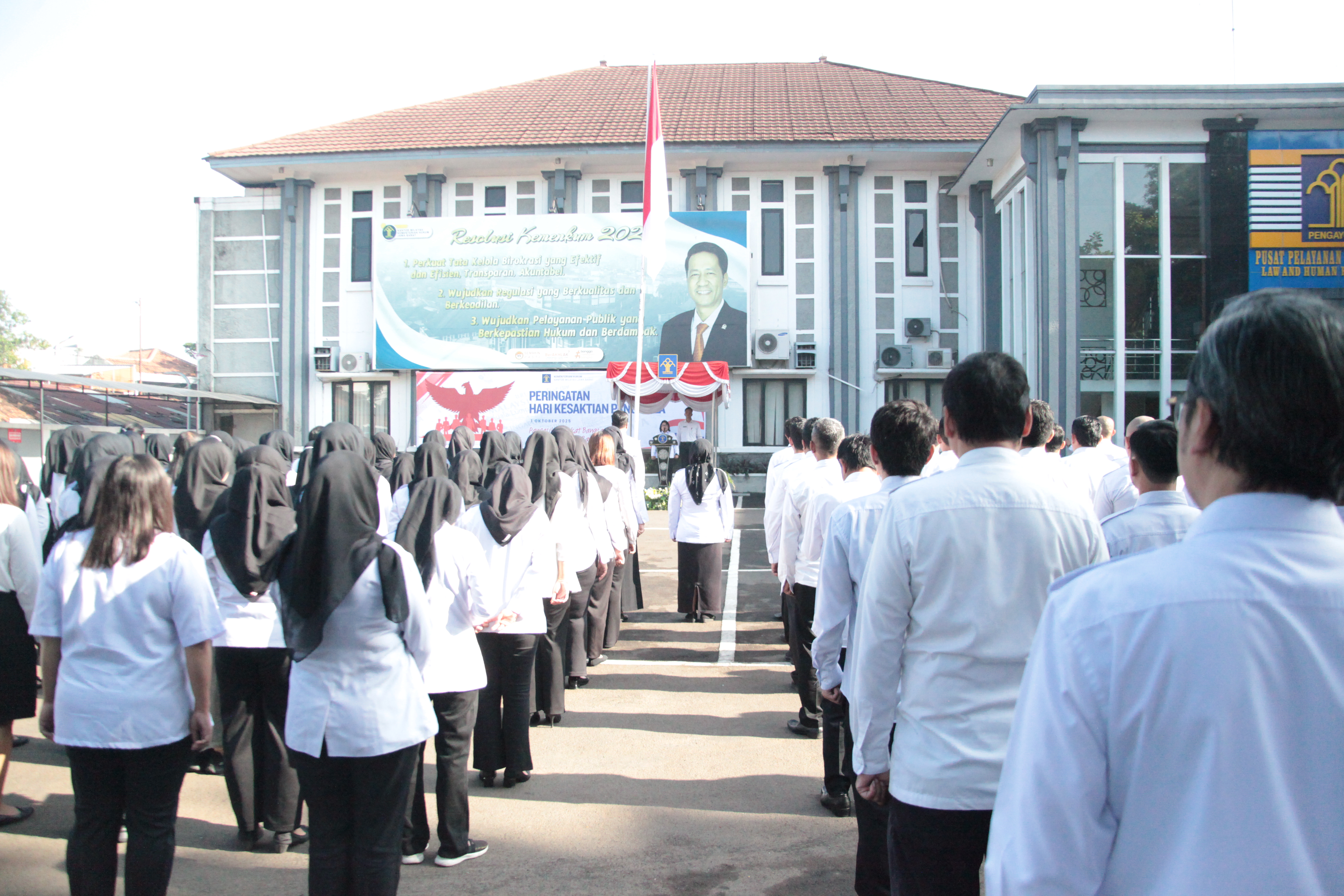 Dengan Tema &quot;Pancasila Perekat Bangsa menuju Indonesia Raya&quot;, Kemenkum Jabar Gelar Upacara Peringatan Hari Kesaktian Pancasila